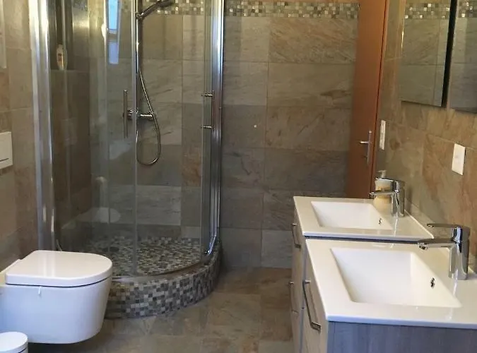 Queen Guest Mont-sur-Rolle